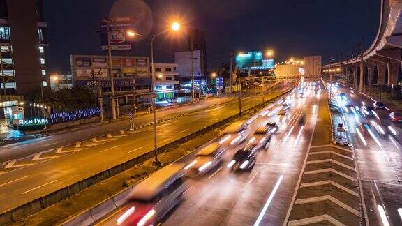 TD多彩的夜间交通在曼谷河大桥附近泰国