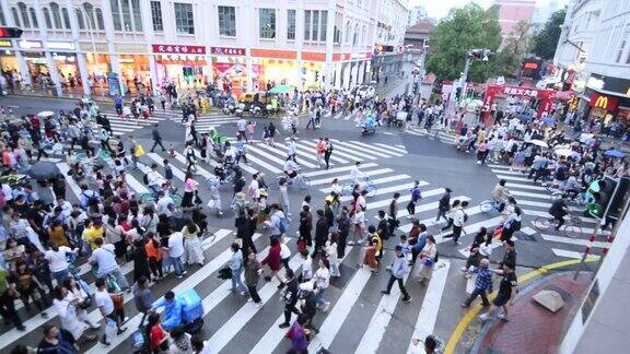 一群人走在中国城市的人行横道上