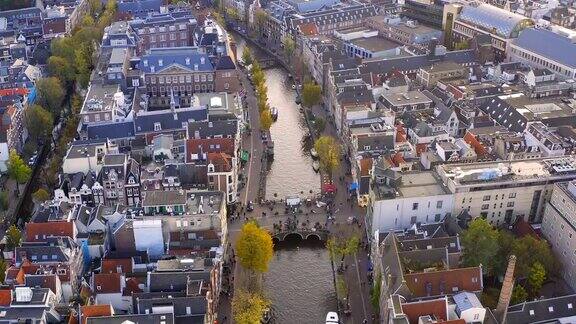 荷兰阿姆斯特丹-2019年10月31日:无人机拍摄荷兰阿姆斯特丹著名的王子运河这里有古老的传统房屋和教堂