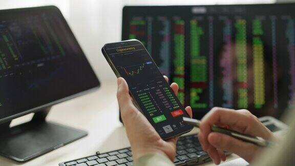 投资者在屏幕手机上查看股市数据