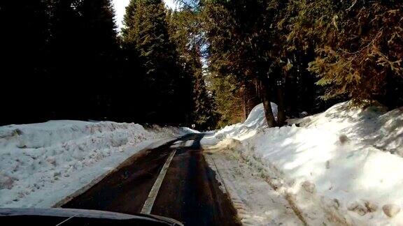 汽车在冬季的山路上行驶