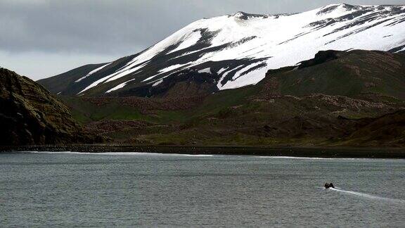 有冰山和山脉的南极景观