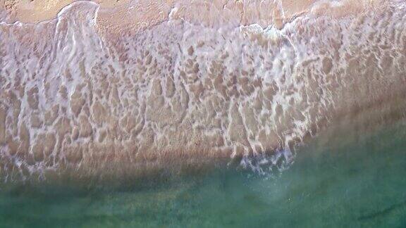 天线:海浪拍打着海滩