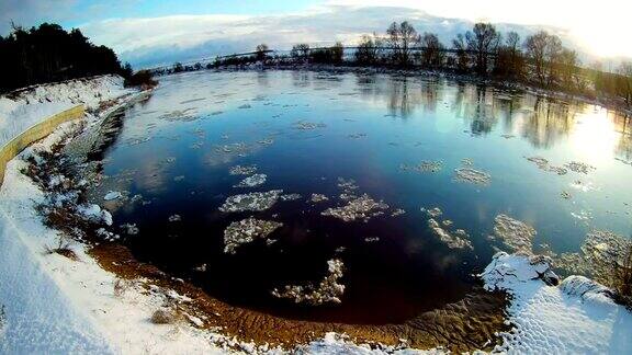 春天的景观与移动的浮冰