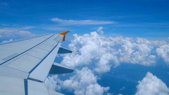 飞机机翼穿过云层