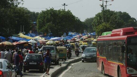 时间流逝拍摄的交通移动在城市街道德里印度