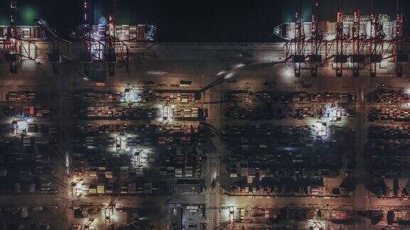 繁忙的工业港口与集装箱船夜景鸟瞰图