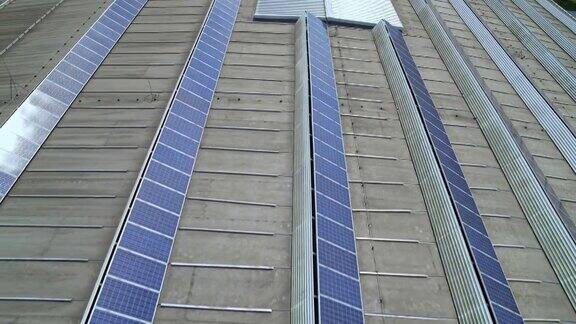 空中屋顶发电站和成排的光伏板