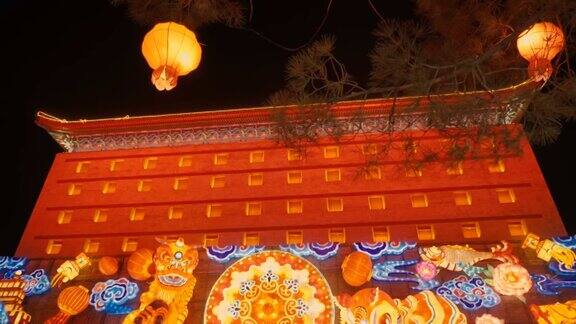 中国陕西西安古城墙上挂着庆祝春节的灯笼