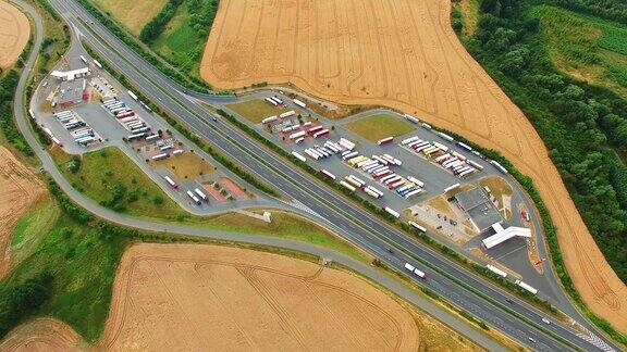 高速公路D5加油站的鸟瞰图与附近的皮尔森捷克共和国中欧