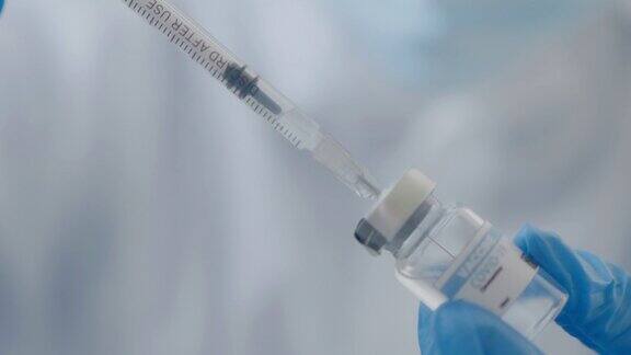 医生手持COVID-19疫苗和注射器