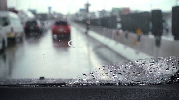 汽车刮水器在路上缓慢地刮去雨水