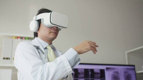 戴着虚拟现实耳机的中年神经外科医生