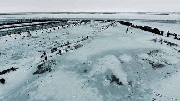 飞越湖结冰的湖面上覆盖着一层厚厚的冰和雪