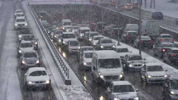 大雪中高速公路地下通道拥堵