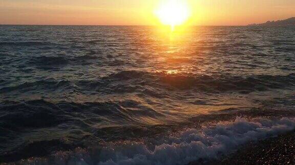 海上日落海滩边岩石