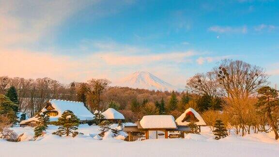 日本冬季暴雪后以4k延时拍摄的大野Hakkai村日出与富士山为背景
