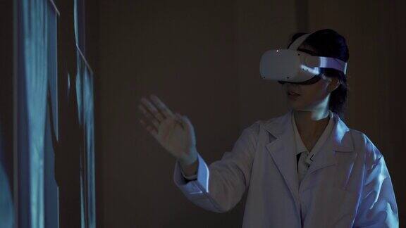 亚洲医生使用VR设备