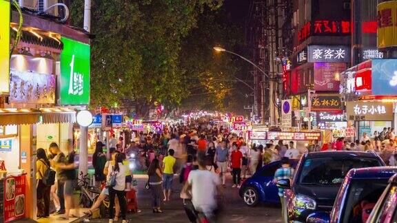 夜景时间照明武汉城市行人拥挤的街道全景4k时间流逝中国