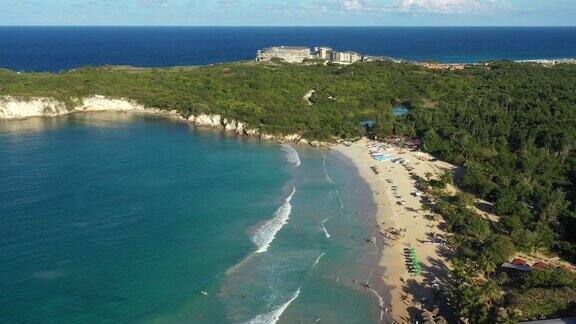 澳门海滩碧蓝的海水和石崖多米尼加共和国