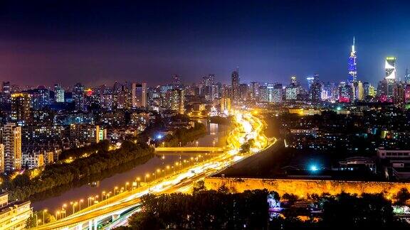 夜晚城市中繁忙的立交交通的时间流逝