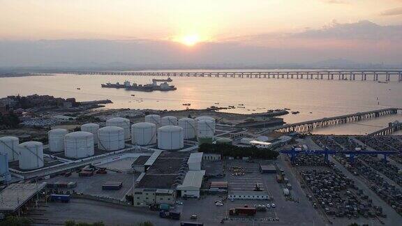 日落时港口码头的鸟瞰图