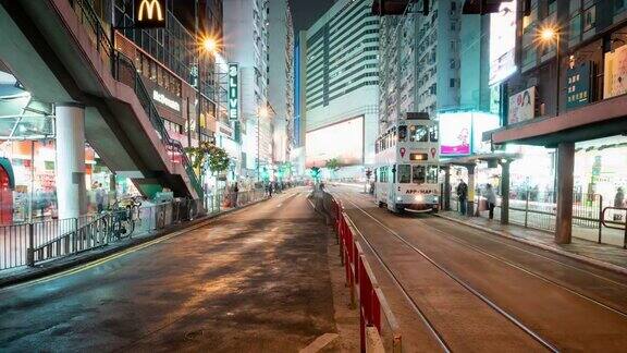 2019年1月8日中国香港一群人在夜间过马路交通繁忙的人们路上有汽车和电车