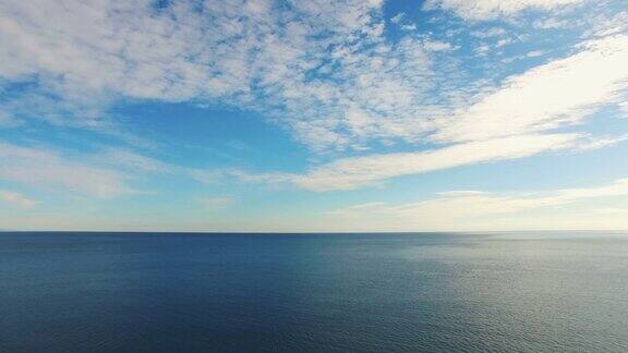 天线:早晨蓝色的海面