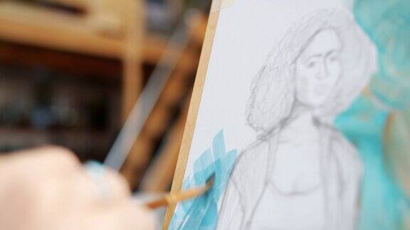 特写女孩的手画肖像的女人与水彩画在工作室