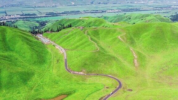 中国新疆绿色草原和山脉的航拍镜头