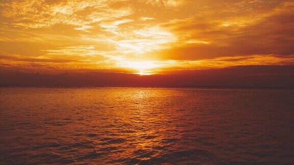 美丽的金色时刻日落在海滩与平静的波浪