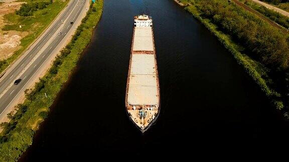 鸟瞰图:河上的驳船