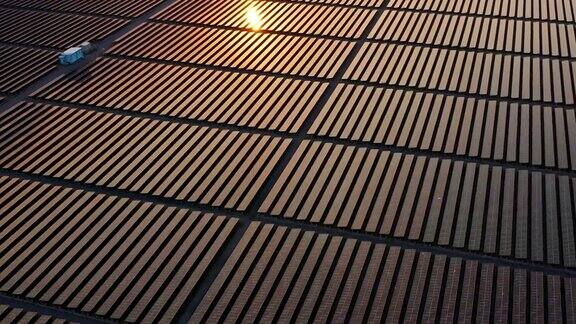 俯瞰日落时的太阳能发电站