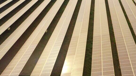 鸟瞰图太阳能农场清洁可再生能源