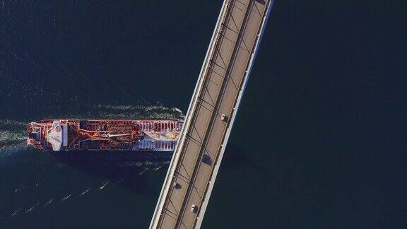 自上而下的空中视图的油轮通过桥下