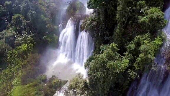鸟瞰图美丽的大瀑布与彩虹在深森林ThiLoSuUmphang泰国