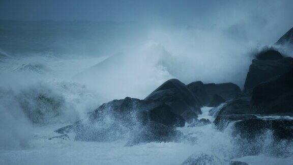 海浪打在岩石上慢动作