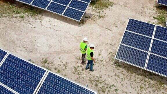 工程师们在太阳能发电站开会