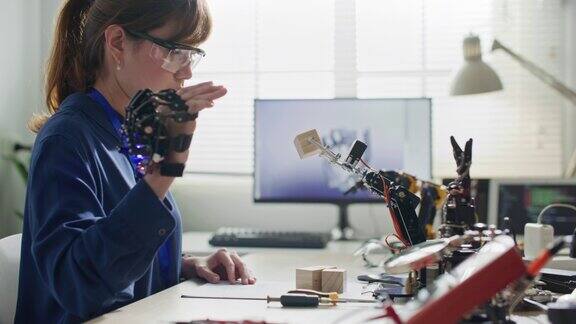 工程师们正在用机器人手臂进行一项实验