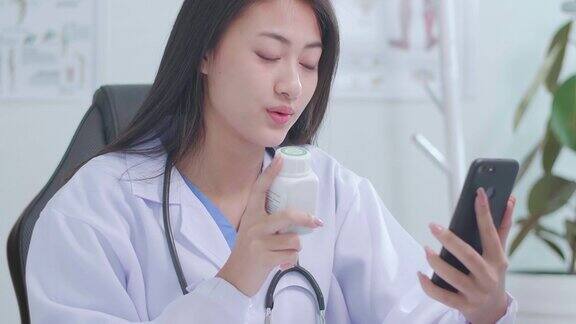 慢动作亚洲女医生通过视频聊天在线咨询患者关于症状和药物