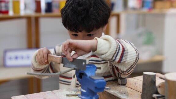 学习木工的小男孩
