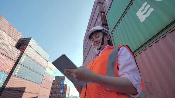 快乐的亚洲女工程师控制装载集装箱从货箱运货技术交付商业增长连接通信商业赋权领导妇女在STEM工业和交通概念货物集装箱