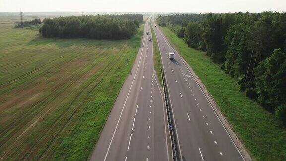 沥青公路上只有少量的汽车