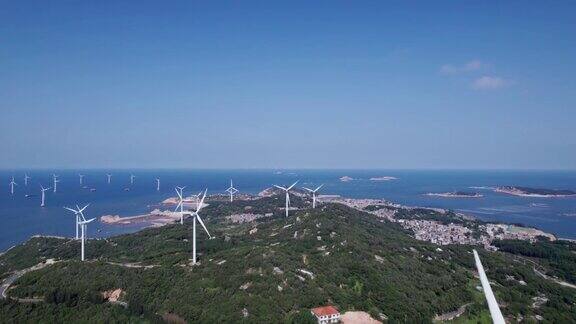 在海边的山顶上风力涡轮机的鸟瞰图