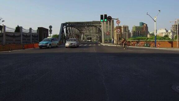 实时驾驶汽车通过外白都大桥上海中国