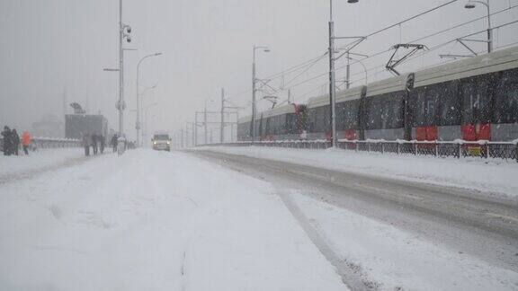 加拉塔桥上的暴风雪