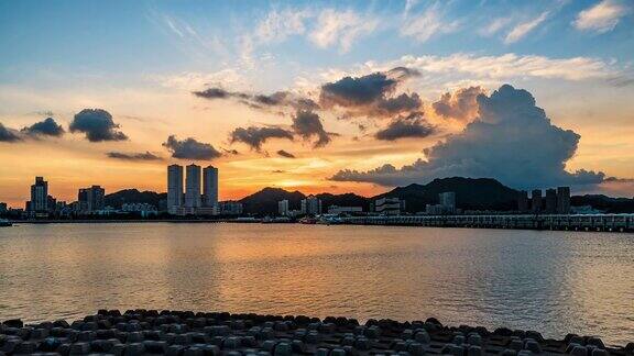 中国广东省珠海市城市和现代建筑与日落时的彩色天空云彩