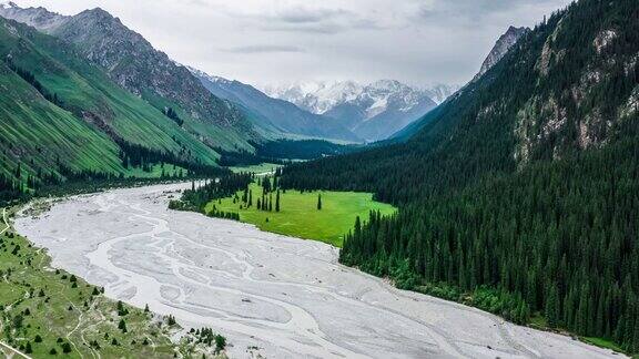 航拍新疆的山水景观