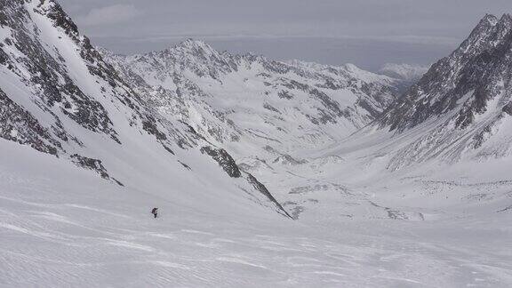 在奥地利阿尔卑斯山滑雪下山