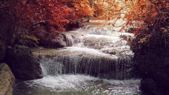 秋天森林里美丽的瀑布